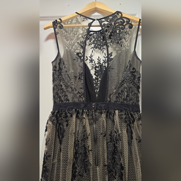 Elegant Black Lace Evening Dress - Picture 6 of 7